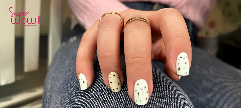 Imagen de mano con un decorado y diseño en uñas realizado con manicure tradicional